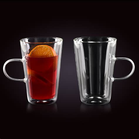 Sklenené poháre s horúcim nápojom