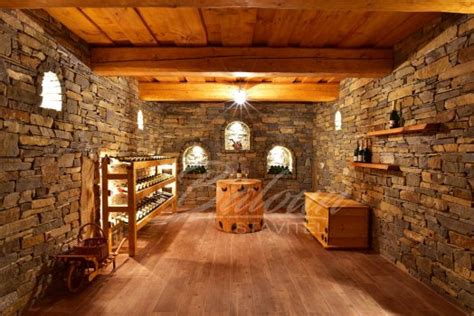 Interiér kamennej pivnice s demižónmi a sudmi