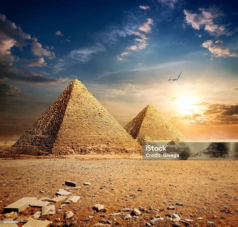Pohár egyptského piva s pyramidami v pozadí