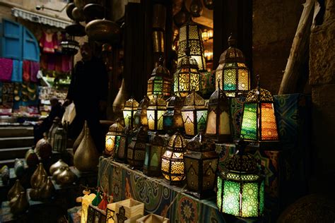 Nákupná ulička na trhu Khan el-Khalili v Káhire