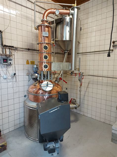 Schematický nákres kotla destilačného prístroja s dvojitým plášťom