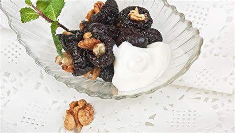 Misky plné sušených sliviek