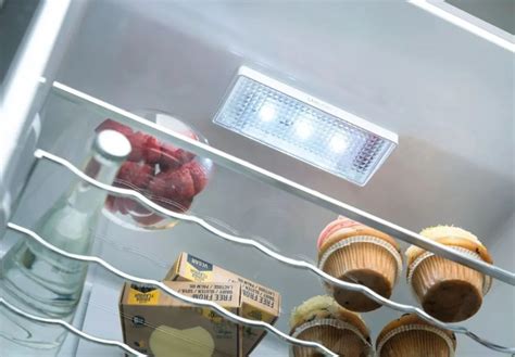 Ilustrácia moderného päťlitrového pivného sudu v chladničke