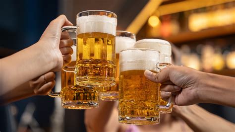 Ilustračný obrázok dvoch pohárov piva, jedného svetlejšieho a druhého tmavšieho.