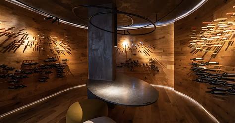 Interiér modernej vinárne s antikorovými tankami