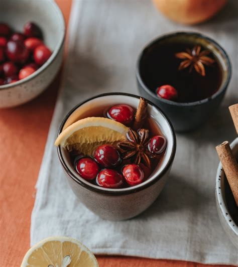 Šálka vareného vína s plátkom pomaranča a škoricou