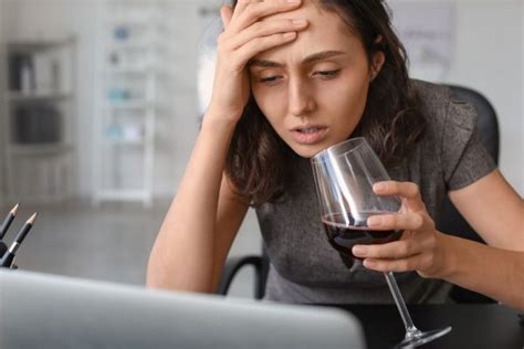 Ilustrácia znázorňujúca rôzne príznaky alkoholizmu