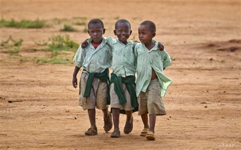 Deti hrajúce sa s pneumatikou v Afrike