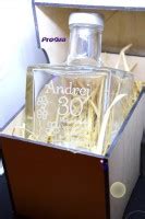 fľaša ľadového vína v drevenej krabičke