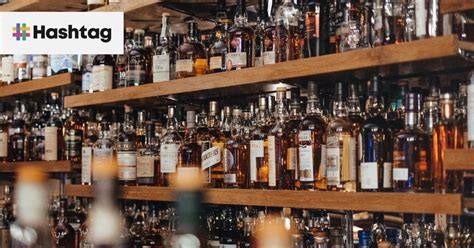 Fľaše rôznych značiek alkoholu v obchode