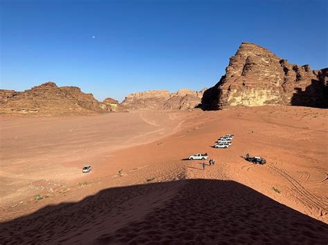 Rozľahlá piesočná duna vo Wadi Rum so skalnatými útvarmi v pozadí