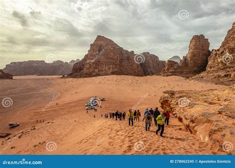 Turisti sa zabávajú na sandboarde na piesočnej dune vo Wadi Rum