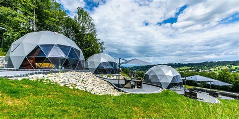 Luxusná kupola kempu s výhľadom na púštnu krajinu Wadi Rum