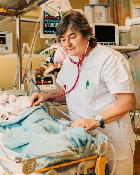 Ilustrácia znázorňujúca tímovú prácu lekárov a pacientov