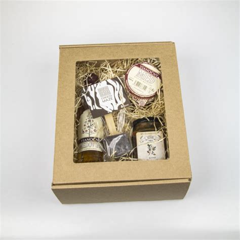 darčeková krabica s whisky a pohármi