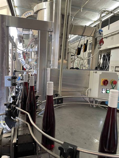 Proces stáčania vína do fliaš