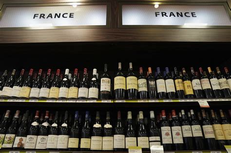 Vína na policiach obchodu