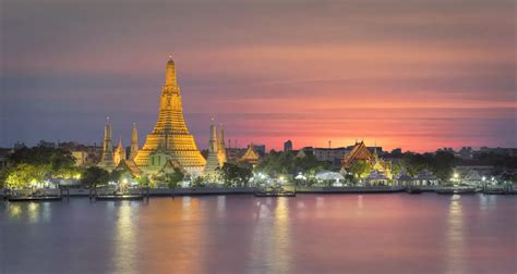 Chrám Wat Arun pri západe slnka