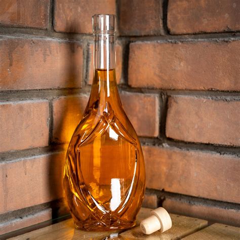 Fľaša whisky s pridanou kvapkou vody