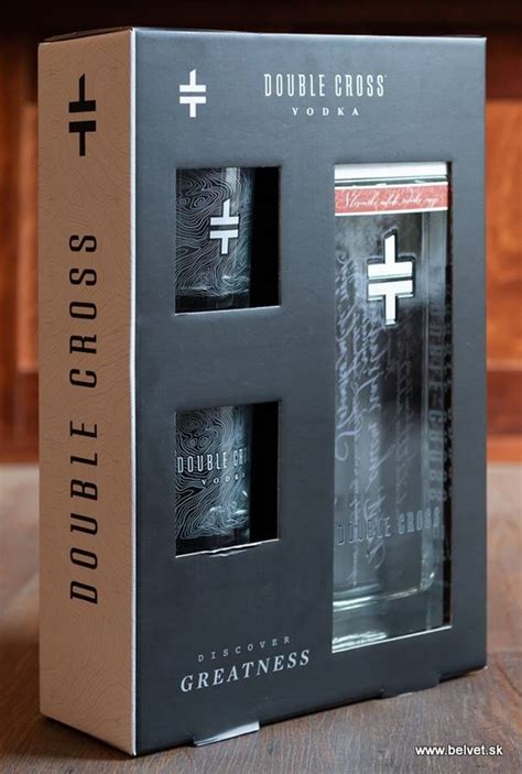 Detail gravírovania na fľaši Double Cross Vodky