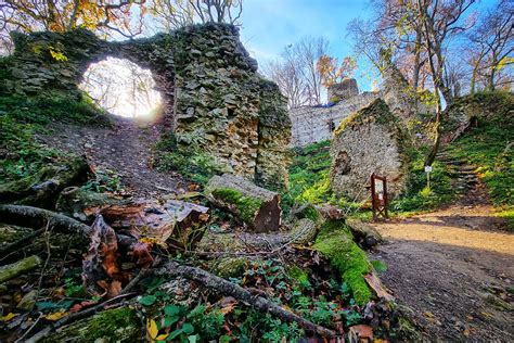 Zrúcanina hradu Biely Kameň s výhľadom