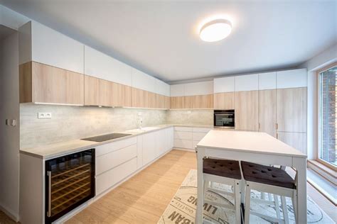 Interiér talianskej reštaurácie s drevenými prvkami