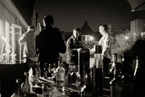 Ilustrácia skupiny ľudí na stretnutí Anonymných Alkoholikov