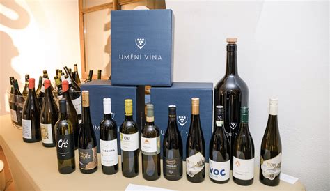 Fľaše vína s etiketami zobrazujúcimi lokálne vinárstva