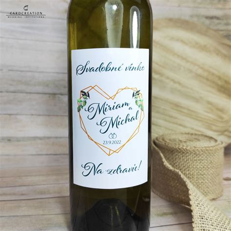 Svadobné etikety na fľašiach vína