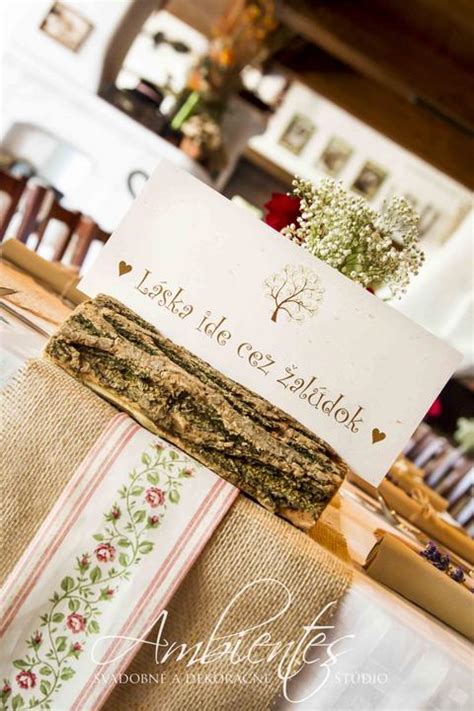 Umiestnenie svadobných etikiet na stoloch