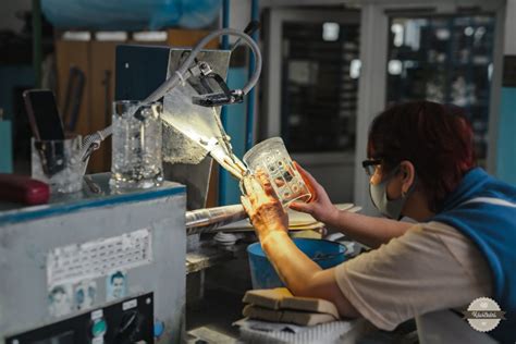 Proces ručného brúsenia krištáľového pohára