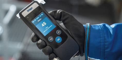 Ilustrácia zobrazujúca proces merania alkoholu v dychu