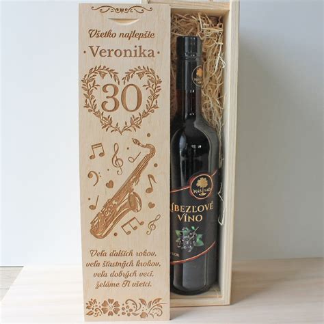 Osobný darčekový box s gravírovaným venovaním a fľašou alkoholu