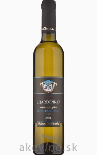 Detailný záber na pohár vína Chardonnay bobuľový výber so zlatistým odleskom