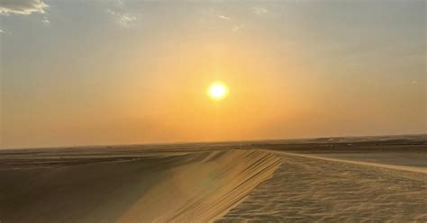 Jazda na ťave v púšti pri západe slnka