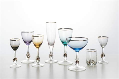 Kolekcia rôznych typov pohárov na pálenku