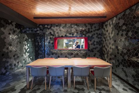 Interiér reštaurácie s televízormi