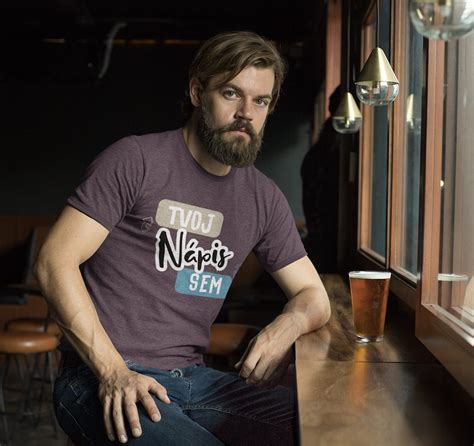 Ilustrácia muža s pivom a ponožkami s pivným motívom