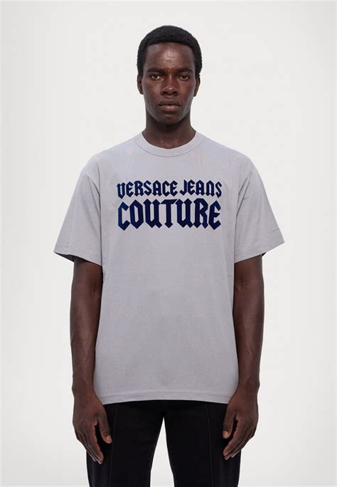 Muž v džínsoch a tričku s pivnými ponožkami