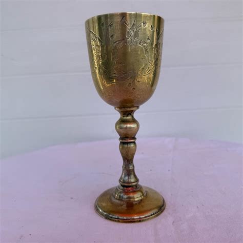 pohár s koktailom zdobený limetkou