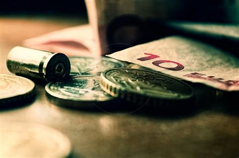 Ilustračná fotografia znázorňujúca miznúce peniaze