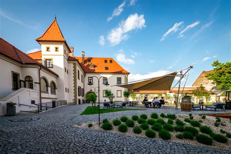 Interiér vinárstva s rodinou