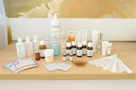 Fľaše s rôznymi kozmetickými výrobkami