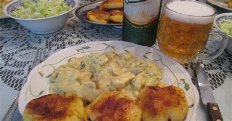 Mäso marinujúce sa v miske s pivom