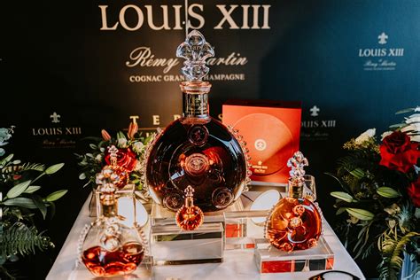 Umelecká fotografia fľaše koňaku Louis XIII v luxusnej kazete