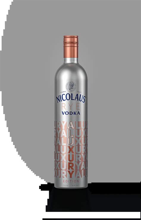 Fľaša Nicolaus Vodka s tradičným slovenským motívom
