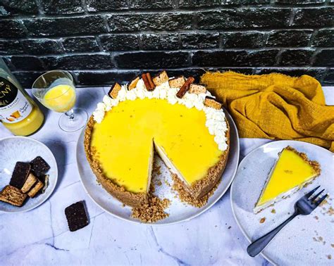 koláž rôznych dezertov s vaječným likérom