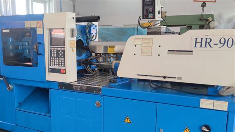 Vstrekovací lis na výrobu predlisov