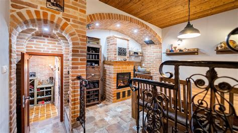 Interiér vinohradníckeho domu s klenbovou pivnicou