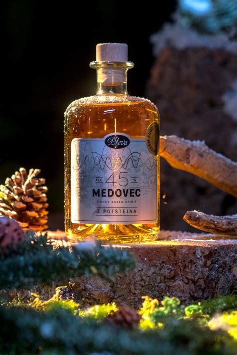 Ovociová pálenka s etiketou 